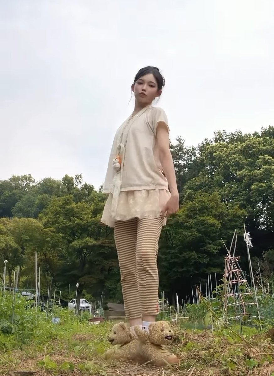 jestinyyre's tweet photo. All known members posted videos with similar locations and outfits that match Hanbyeol’s photos.

Also, everyone except Ji-eun has the same detail — black dots on a white background. Since all posts were in June, it’s hardly a coincidence.

#Do0T #Do0Tproject https://t.co/yiqWlN6iLk