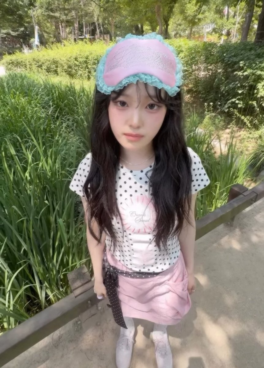 jestinyyre's tweet photo. All known members posted videos with similar locations and outfits that match Hanbyeol’s photos.

Also, everyone except Ji-eun has the same detail — black dots on a white background. Since all posts were in June, it’s hardly a coincidence.

#Do0T #Do0Tproject https://t.co/yiqWlN6iLk