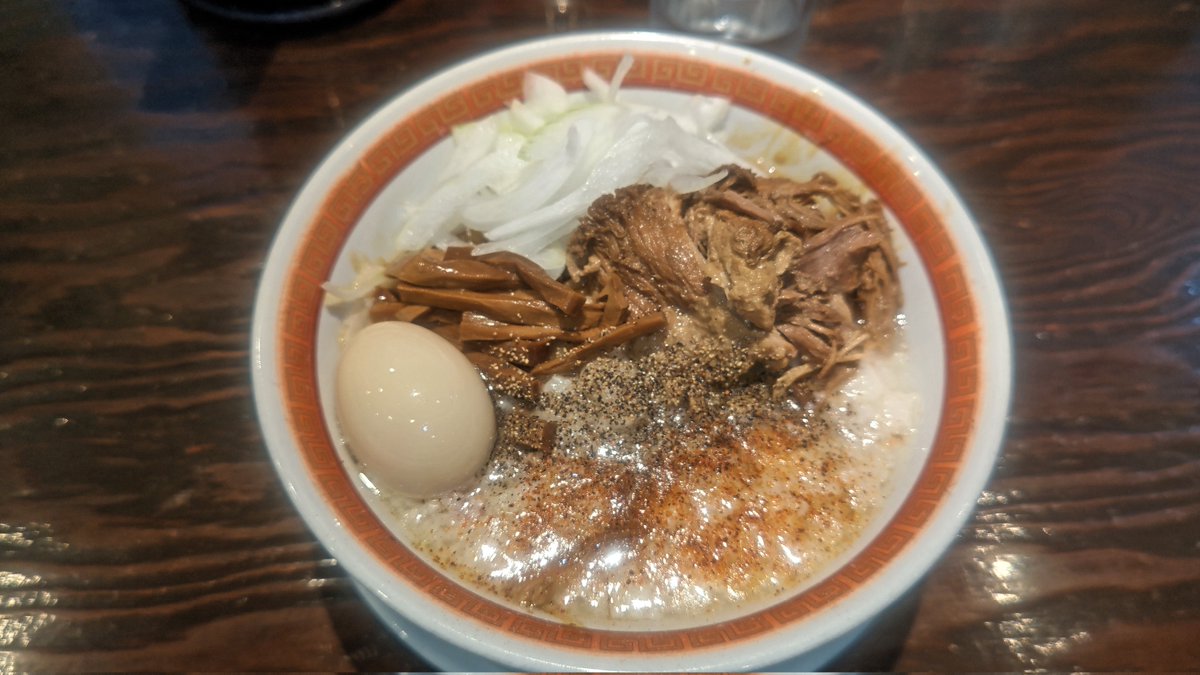 pato1102's tweet photo. #中華蕎麦柳 で背脂脂脂そば+味玉

久しぶりにやって来ました平○周(違う)

背脂の甘み、にんにく醤油の香ばしさ、ピリッとブラックペッパーと唐辛子のアクセント。
もちもちの麺が心地よく、たまねぎのさっぱり感が罪悪感をかき消す。
しょっぱうまなほぐし豚もいい！

めちゃうまでした(*´ω｀*) https://t.co/9vmRiTSw2I