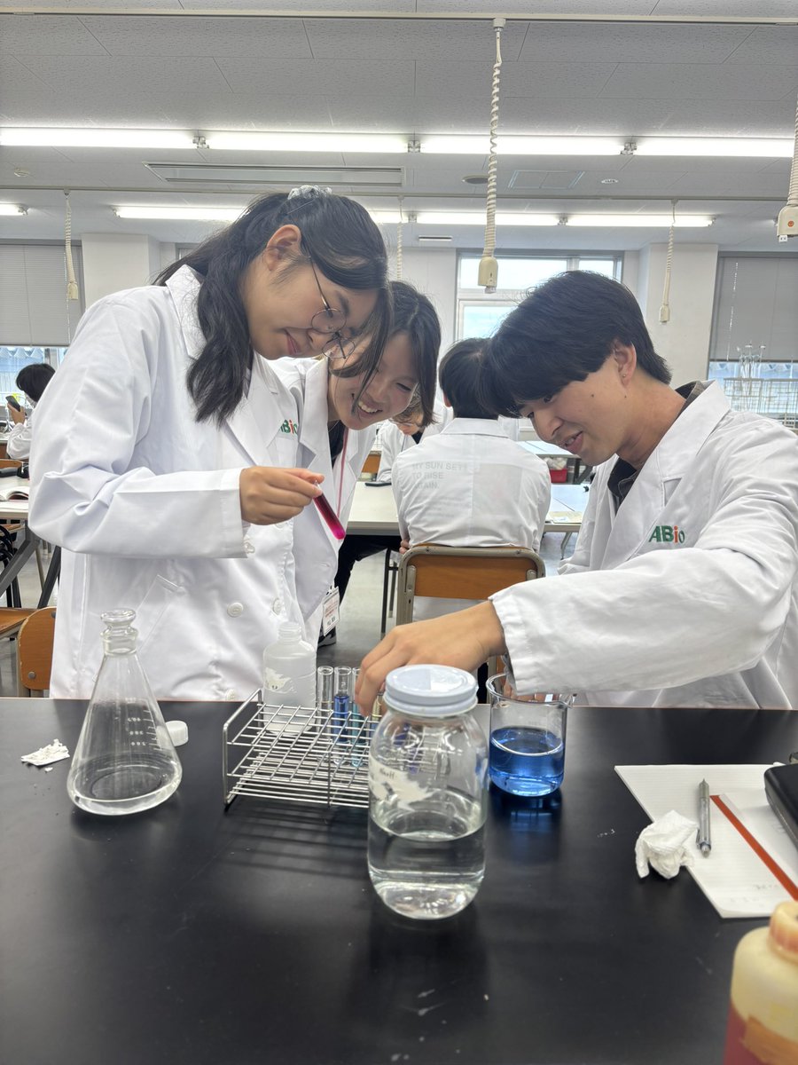 abio_chan's tweet photo. バイオサイエンス科🧪
自然環境情報大学科🌳
1年生の化学実験の授業！

試薬の配合で変わる色の科学変化を
楽しんでいました🧪✨ https://t.co/Iz3u7M4cBU