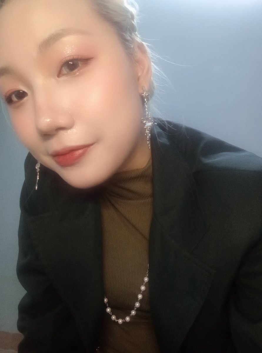samoyed496's tweet photo. Being told "you look like Helaena" in fan screening isn't in my 2026 list but thank you 🥺🥺🥺🐉🩵🕷️💎 https://t.co/Q7G0iYXelf