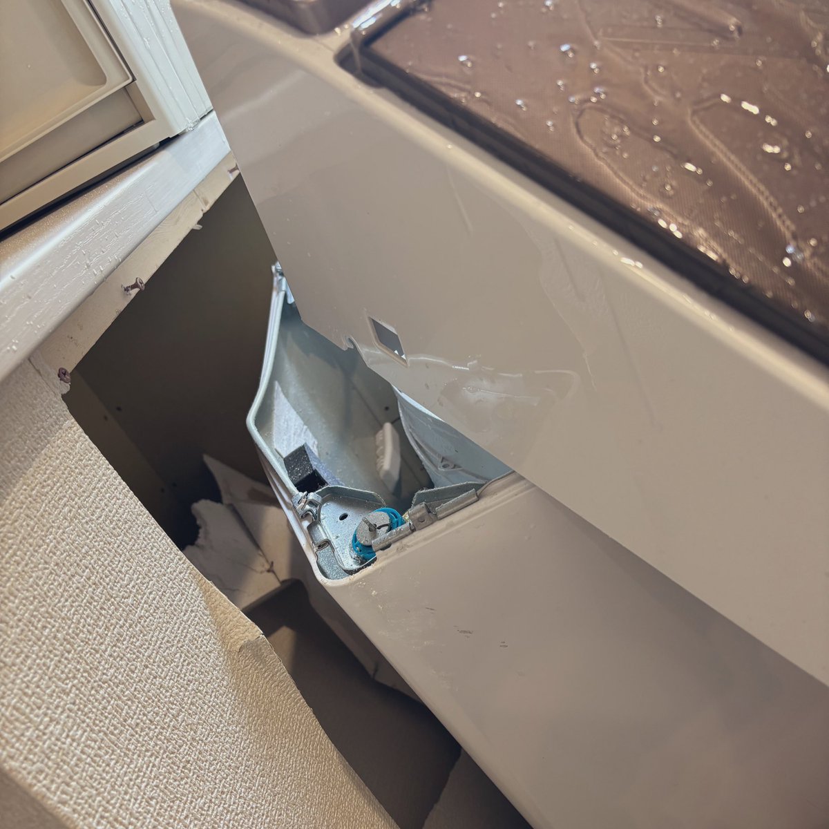 fukuenhyaka's tweet photo. 【家破壊】
ただ「防水シーツ」を洗っただけ。
その代償は、洗濯機の爆発と壁の崩壊だった。

■ 衝撃の惨状
脱水中に凄まじい衝撃音。
駆けつけると洗濯機は無残に引き裂かれ、
家の壁には大きな穴が開いていた。
原因は「防水マット」を脱水したこと。

■ なぜ「爆発」したのか
防水性の布は水を通さない。
脱水時に水が片寄り、異常な遠心力が発生。
ドラムが「時速数百キロの凶器」と化し、
筐体を突き破って家を破壊した。

■ 数字で見る代償
・洗濯代：０円
・洗濯機の買い替え：約１５万円〜
・壁や床の修繕費：数十万円の見込み
数秒の不注意が、人生レベルの出費に。

「洗濯機は爆発しない」という思い込みが一番危険。
特に育児・介護で防水シートを使う家庭は要注意。

取説にある「洗えないもの」は、マジで洗っちゃダメ。
この悲劇を繰り返さないために、今すぐ保存とリポストを。