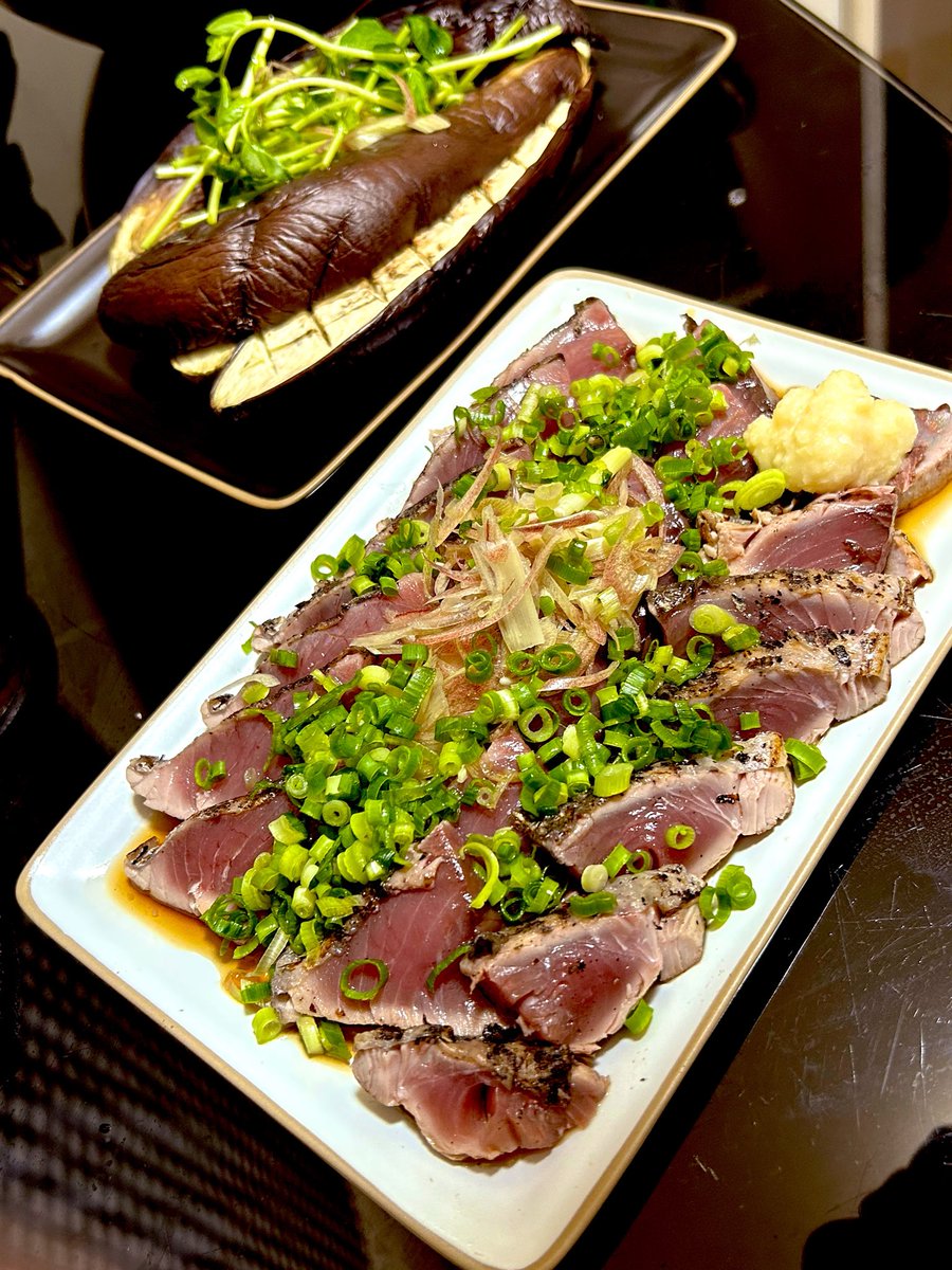 eat_abebe's tweet photo. 🍴茄子のグリル焼き

ナスはなんだかんだ天ぷら等油との相性が抜群に良いですが、
油に気をつけてる日々なので、
今日は塩でしっかり水分取ってからじっくり柔らかくなるまでグリルにぶっ込みました♫
なんだかんだ焼きナスは味の素とお醤油で食べるのが昔から好きです🍆✨
#おうちごはん #なす https://t.co/MwvousoWYt