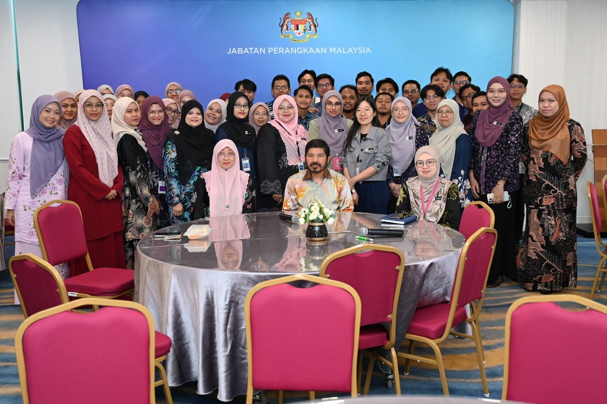 StatsMalaysia's tweet photo. Semoga amanat dan nasihat yang disampaikan dapat menyuntik semangat warga kerja untuk terus komited dan bermotivasi dalam memperkukuh sistem statistik negara.

#StatsMalaysia
#StatistikNadiKehidupan
#StatistikSegalanyaPasti
#BE2026
#BanciEkonomi2026
#EconomicCensus2026 https://t.co/6Z4ydbRZZV