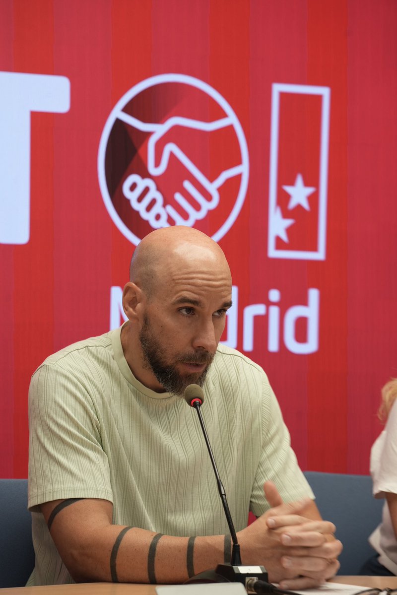 UGTMadrid's tweet photo. 🏘️ #UGTMadrid junto a la @FRAVM y @VecinosPlanVive, personas afectadas por el #PlanVive 

🚨Denunciamos un modelo que desarrolla #vivienda sobre suelo público mientras su gestión está en manos privadas. 

Ante los problemas que sufren las familias, la Comunidad de Madrid calla. https://t.co/6KrKgIYnCd