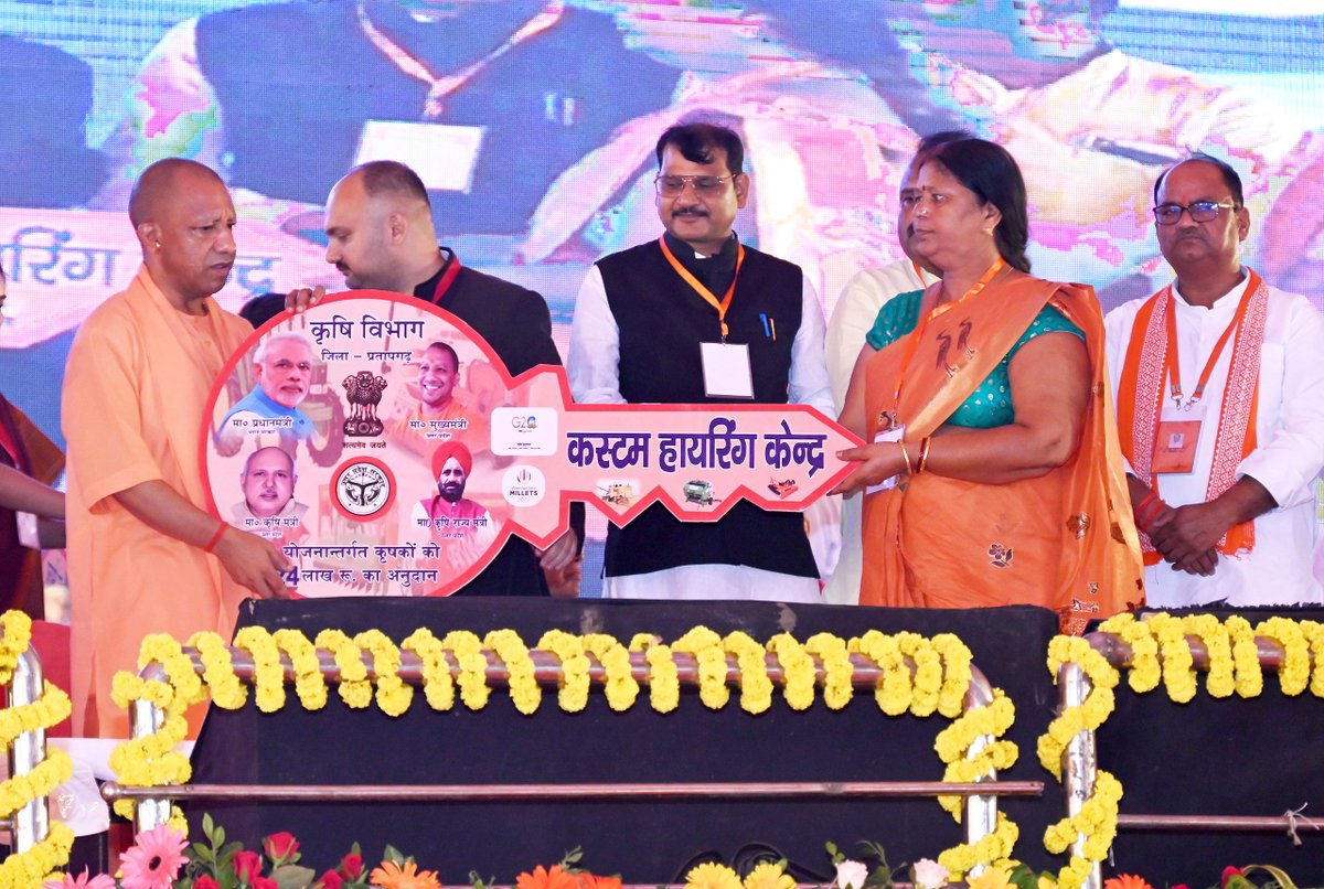 myogiadityanath's tweet photo. हर तबके को विकास की योजनाओं के साथ जोड़ने एवं प्रत्येक बहन-बेटी के सम्मान हेतु डबल इंजन की सरकार प्रतिबद्ध है।

इस प्रतिबद्धता को और अधिक सशक्त करते हुए माँ बेल्हा भवानी की कृपा भूमि जनपद प्रतापगढ़ में आज ₹384 करोड़ से अधिक लागत की विभिन्न जनहितकारी विकास परियोजनाओं का लोकार्पण एवं शिलान्यास किया। 

इस अवसर पर विभिन्न लोक-कल्याणकारी योजनाओं के लाभार्थियों को चेक, आयुष्मान कार्ड, सिलाई मशीन, चाबी एवं स्वीकृति व प्रमाण-पत्र भी वितरित किए।

पूर्ण विश्वास है कि प्रतापगढ़ विकास व विरासत के समन्वय के साथ निरंतर प्रगति पथ पर आगे बढ़ता रहेगा।

जनपद वासियों एवं सभी लाभार्थियों को हार्दिक बधाई।