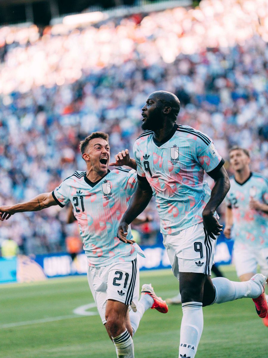 lollymix's tweet photo. I know absolutely nothing about football but what I do know is this is the prettiest football shirt ever and I want one https://t.co/Y2lkeNkhrW