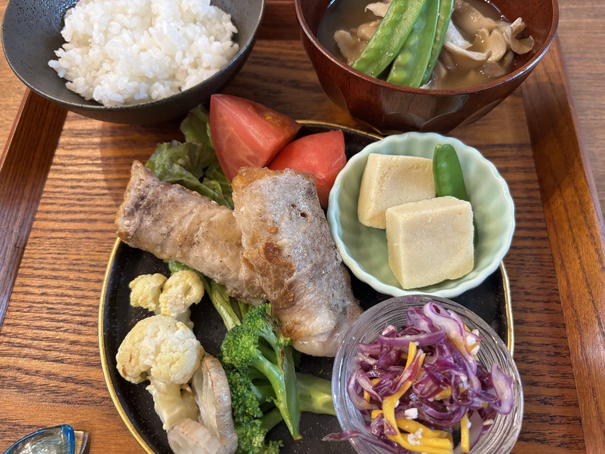 Confort_2's tweet photo. 今朝は厚揚げの肉巻きです。
お弁当は娘だけ。部活用に小さなおにぎり2個も🍙🍙
整理整頓、断捨離をしたくなったらYouTubeでお掃除動画を見て気分を高めます🎶
今日は洗面台の下の整理整頓、キッチン、お風呂場とお手洗いの換気扇をお掃除をしました。
https://t.co/3C5bdIHlHu

#朝ごはん #お弁当 https://t.co/47Bv8UuMKP