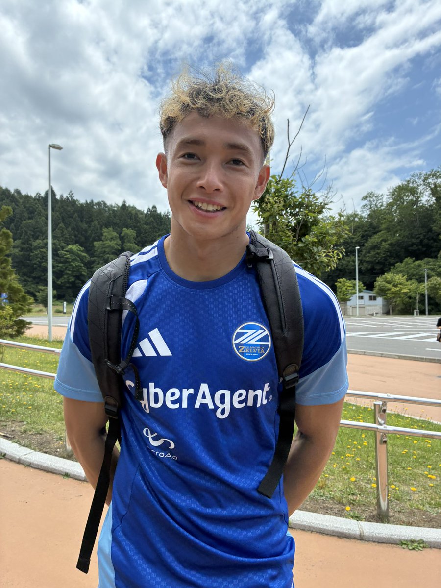 sisigomi's tweet photo. 元コンサ組以外の町田ゼルビアの選手も写真撮らせて頂きました🙇話題の菊地ダビド流帆選手、エリキ選手、増山選手、デューク選手 https://t.co/OlLfQJLxLp