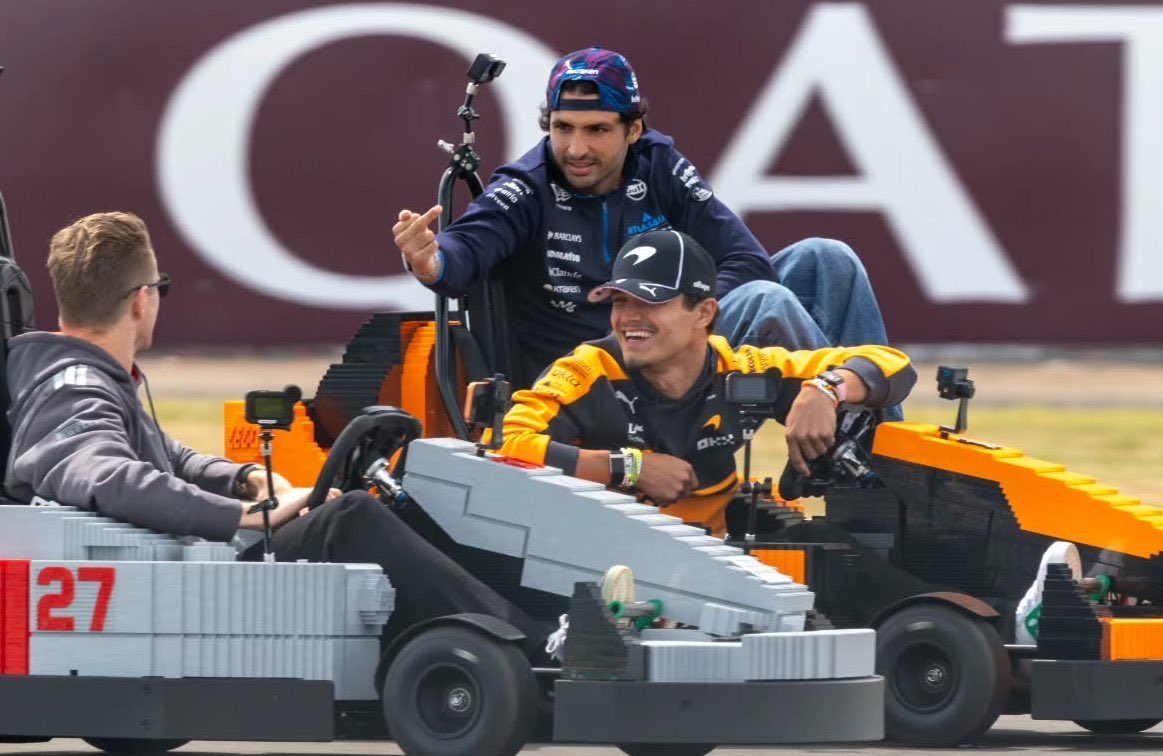 c4rlossa1nz55's tweet photo. TEARS IN MY EYES???? WHY IS CARLOS FLIPPING NICO AND LANDO LOOKING LIKE A ENCOURAGING LITTLE BROTHER😭😭😭😭😭 https://t.co/8gETXFezlU