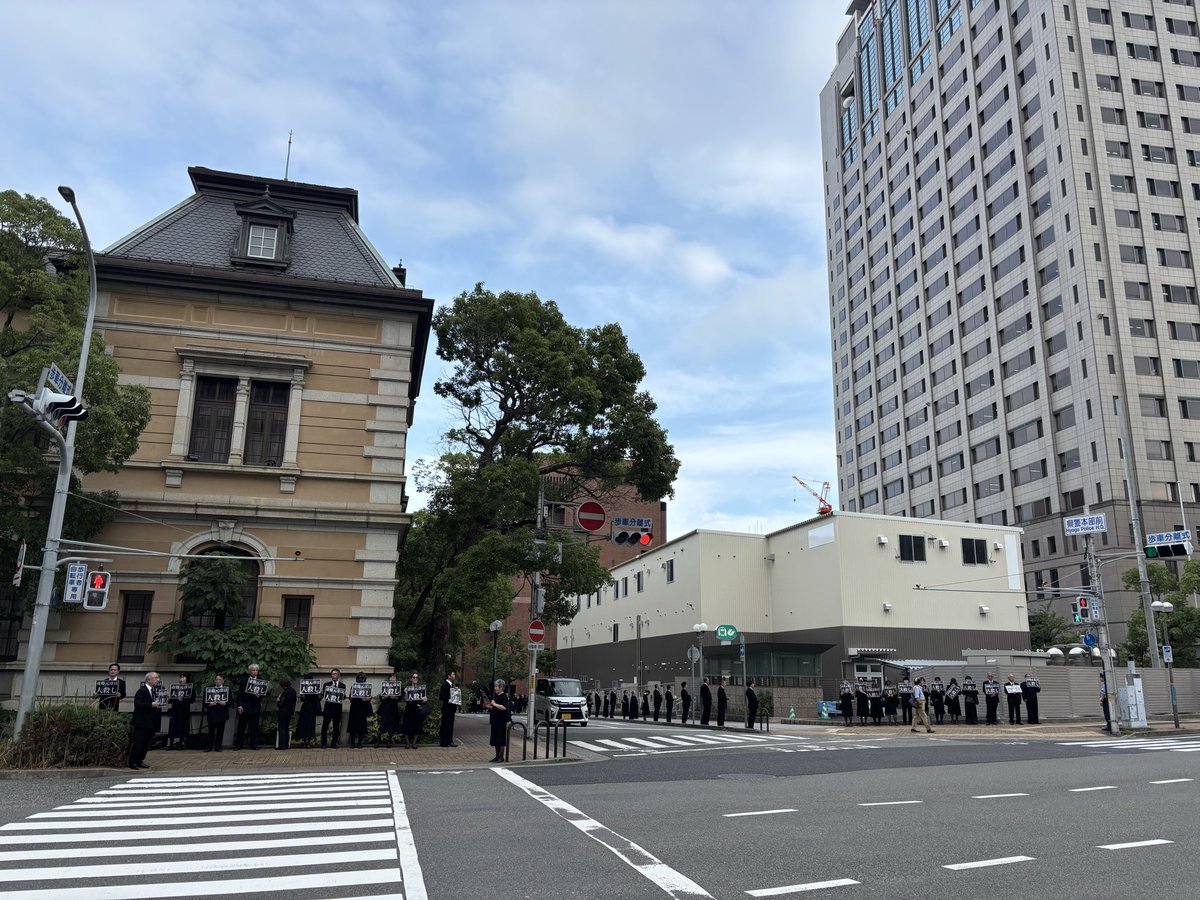 Naru1045's tweet photo. 7/7
渡瀬元県民局長の追悼の日
県庁から元町駅まで
喪服スタンディングの列が続く

#喪服スタンディング 
#7月7日 #兵庫県 https://t.co/rL73SsV98P