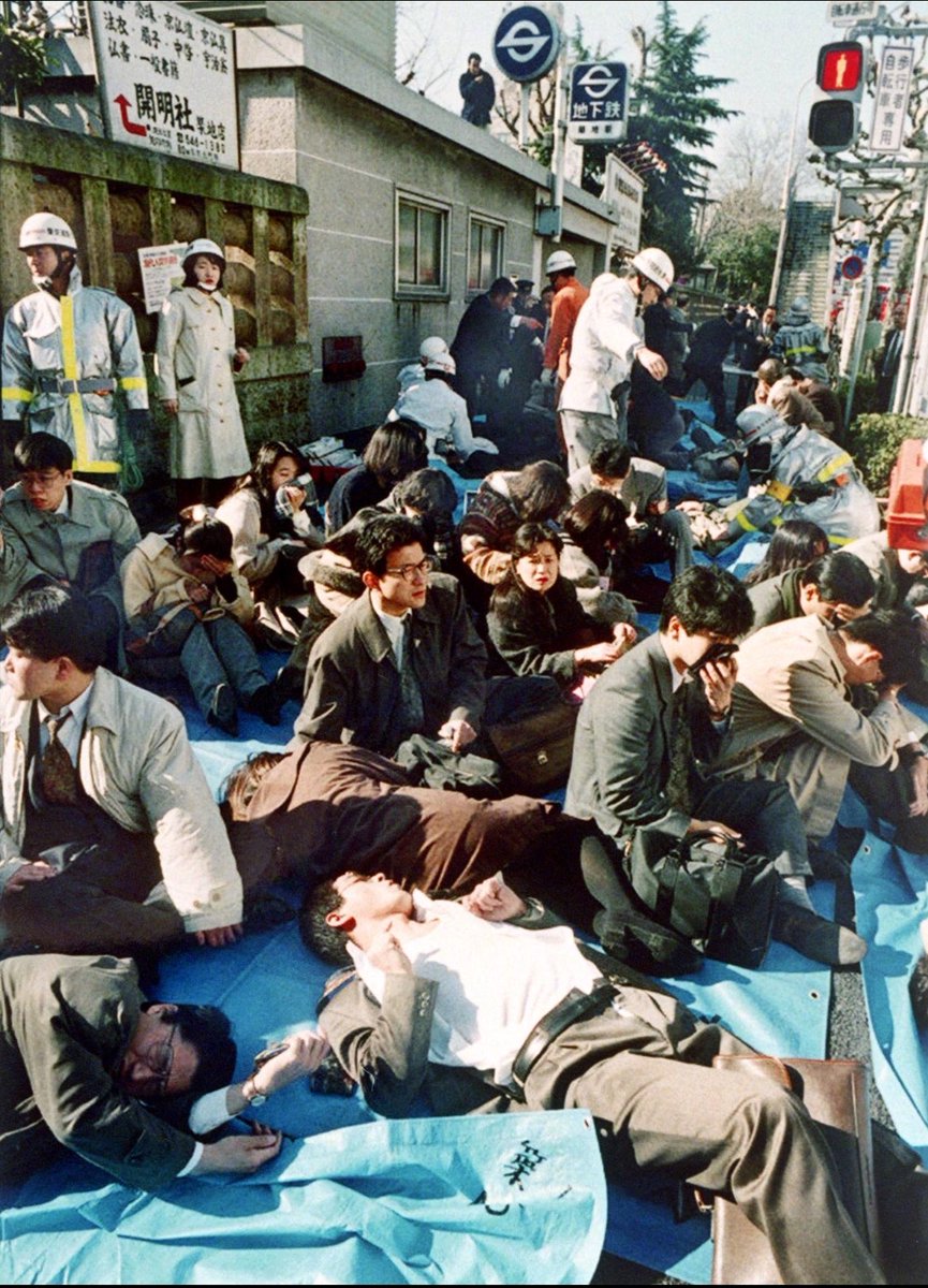 Issa100za's tweet photo. Le 20 mars 1995, le Japon a découvert qu’une menace pouvait venir de l’intérieur.

La secte Aum Shinrikyō, dirigée par Shoko Asahara, a libéré du gaz sarin, une arme chimique mortelle, dans plusieurs rames du métro de Tokyo.

Bilan : 13 morts, plus de 6 000 personnes intoxiquées et un pays entier plongé dans la peur.

Le plus troublant ? Cette organisation ne recrutait pas uniquement des personnes vulnérables. Elle comptait aussi parmi ses membres des ingénieurs, des médecins et des scientifiques brillants, qui ont mis leurs compétences au service d’une idéologie apocalyptique.

Cette tragédie rappelle qu’une société peut être menacée non seulement par des ennemis extérieurs, mais aussi par des mouvements extrémistes capables de manipuler les esprits, de détourner la science et de transformer des individus instruits en auteurs d’actes terroristes.

L’attentat au gaz sarin de Tokyo reste l’un des épisodes les plus marquants de l’histoire contemporaine du Japon.