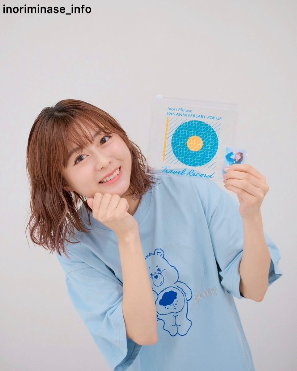inoriminase's tweet photo. ━━━━━━━━━━━━━━
                 Inori Minase 
   10th ANNIVERSARY POP UP
                Travel Record
━━━━━━━━━━━━━━
🪩 グッズ紹介 🪩

POP UPのグッズをご紹介！
続いては…⏬

▪10th記念クリアポーチ&クリアカードセット
¥1,650(税込)
SIZE：【クリアポーチ】約H150xW160mm
　　　【クリアカード】約H55xW40mm

水に濡れても安心！
レアサイズなクリアカードもチェック✅

🔗POP UP詳細
https://t.co/jiaDZVM1xu

#水瀬いのり #水瀬いのり10周年_POPUP
(スタッフ)