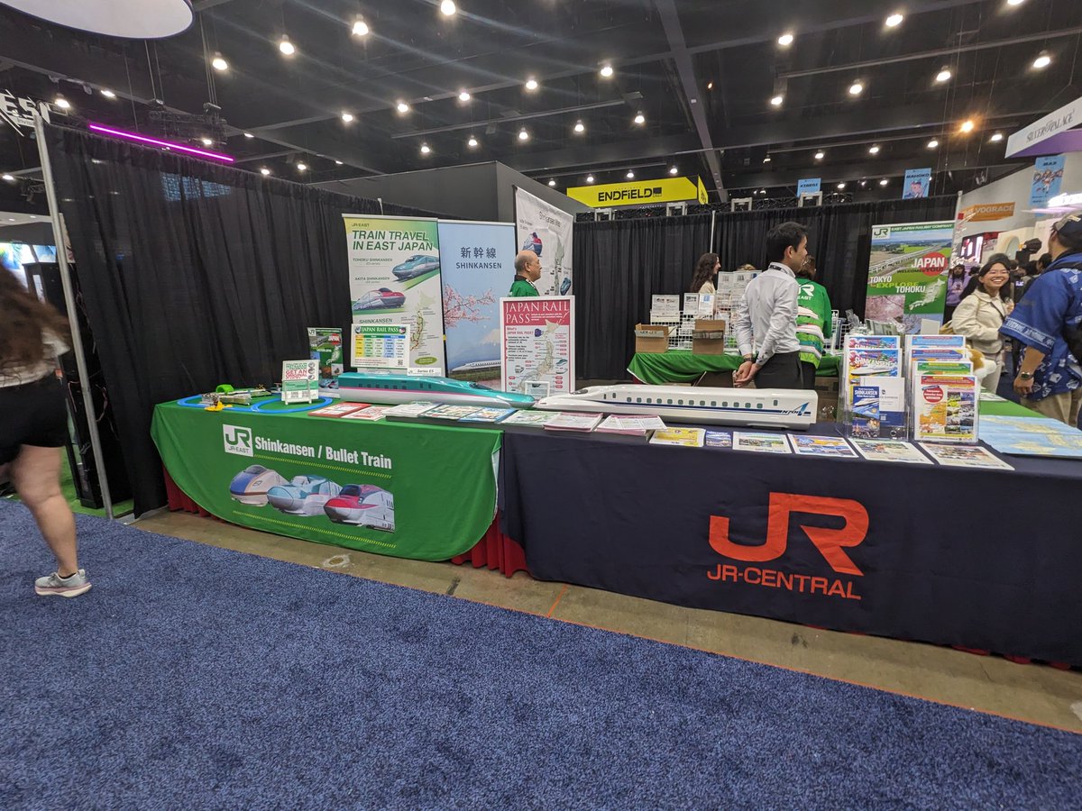 adomiso's tweet photo. 今年のAnime Expoで見つけたJR東日本とJR東海のブース。
この2社が仲良く（？）並んでプロモーションするのは日本では珍しい気がする… https://t.co/cz9DSonv2E