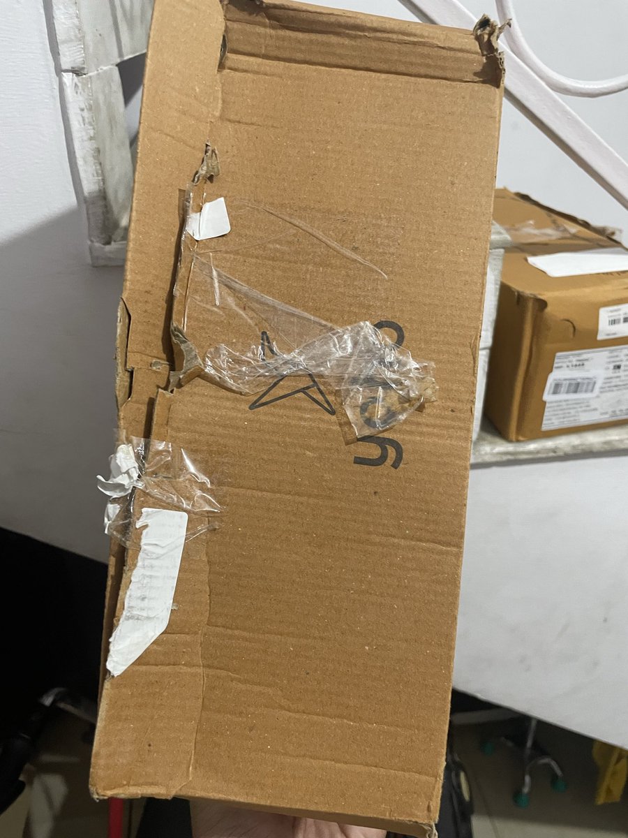 customer16's tweet photo. @amazon @amazonIN @JeffBezos The packaging issues continued and this time there was a missing item. Now there is no way to contact customer support. There are only options. What to do ?? https://t.co/s6nV1VP9hI