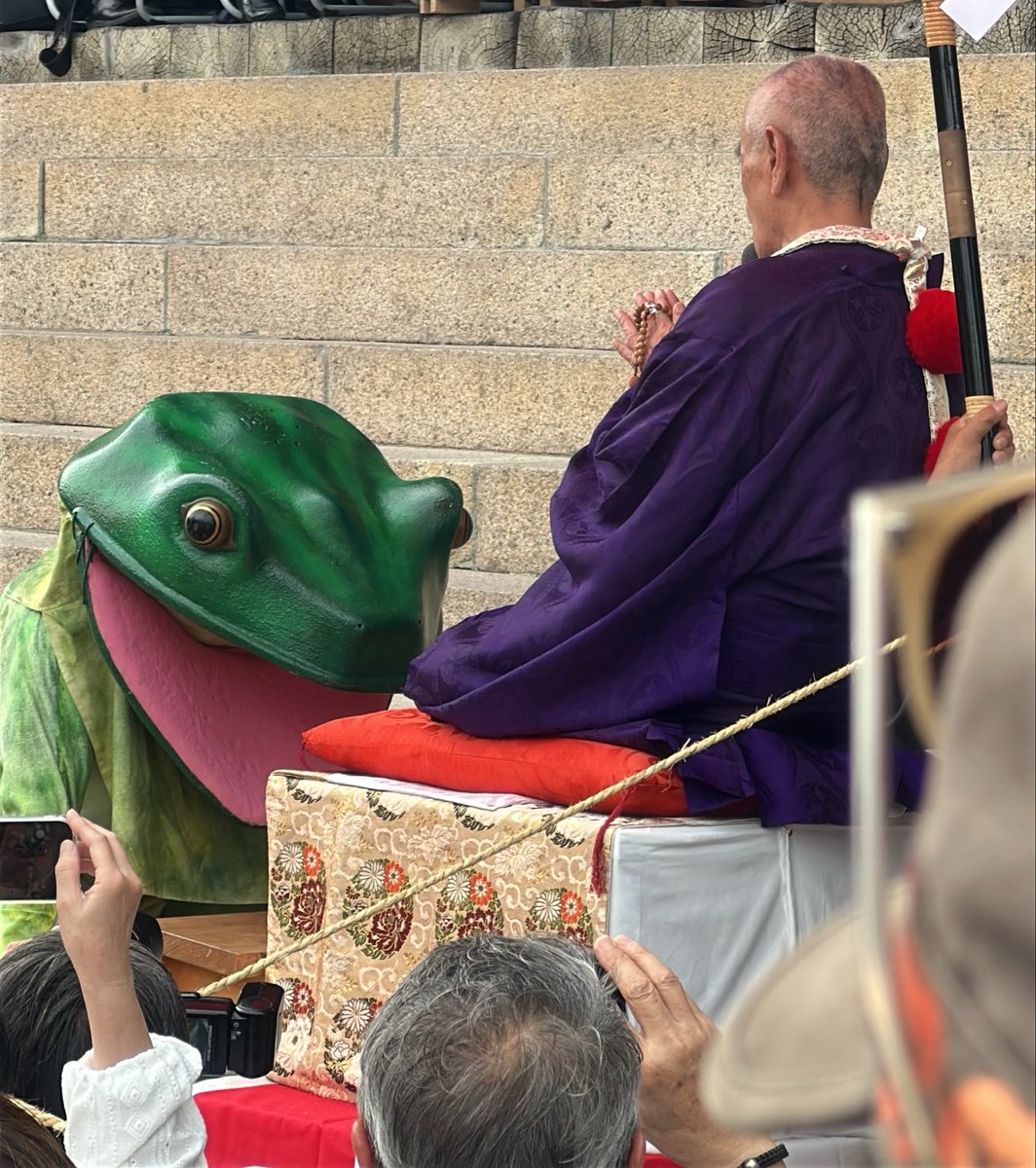 sunaaji's tweet photo. 蛙は頭を数珠でぺちんと叩かれて人間に戻りどっかいきました https://t.co/VYy3XaDgvi