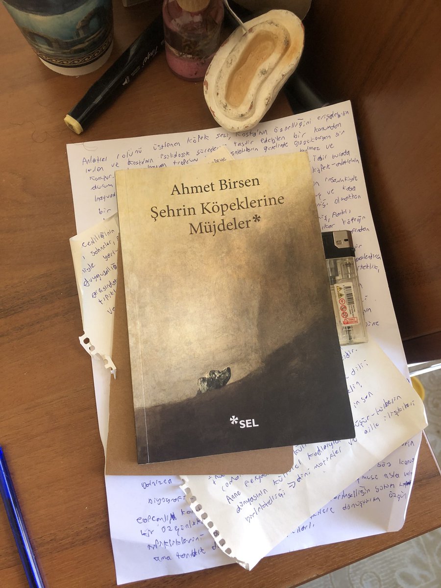 TA_ladag's tweet photo. 2026’da çıkan kitaplar arasında favorilerimden oldu rahatça. Yalnızca konusu benim için özel olarak ilgi çekici olduğu için değil. 
Bayağı bir romantizme veya taşkın bir duygusallığa savrulmadan yoğun bir yaşanmış deneyimi neredeyse mitleştirerek somutlaştıran kuvvetli bir anlatı https://t.co/cD6Mp2jCdL