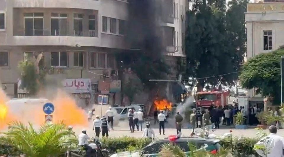 Tchad360_'s tweet photo. 🚨 انفجارات قرب الفندق الذي يقيم فيه الرئيس الفرنسي إيمانويل ماكرون في دمشق

الرئاسة الفرنسية أكدت سلامة ماكرون، بينما تواصل السلطات السورية التحقيق في ملابسات الانفجارات، دون إعلان رسمي عن الضحايا أو الجهة المسؤولة حتى الآن

#سوريا #دمشق #ماكرون #عاجل_الآن https://t.co/SypgiIEvWg