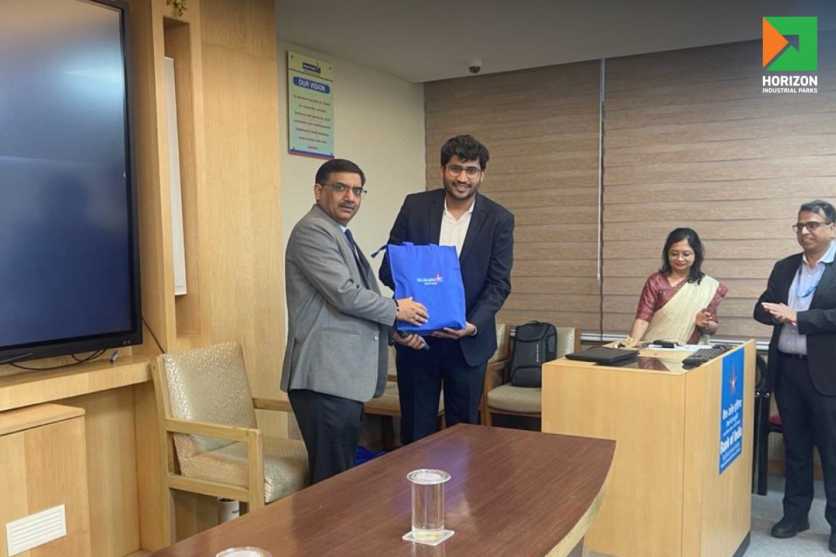 horizon_parks's tweet photo. Understanding emerging industries is key to informed investment decisions. At the Bank of India Training Programme, Aishwary Jain shared insights on industry trends, risks and growth. 

#HorizonIndustrialParks #EmergingIndustries #FinancialLeadership #InvestmentInsights https://t.co/3IsG5PA7Ou