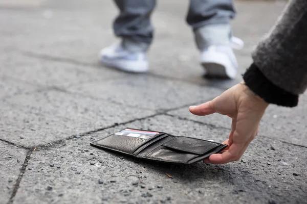 guardiacivil's tweet photo. 🤔¿Qué harías si encuentras dinero?

💶 Un billete en el suelo, puede parecer una buena suerte...

🕵️‍♂️Pero también puede formar parte de un engaño o simplemente pertenecer a otra persona.

Si encuentras dinero u otros objetos de valor:

📍 Entrégalos en dependencias policiales.

Hoy ayudas tú. Mañana puede ayudarte otra persona.

#CiudadaníaResponsable