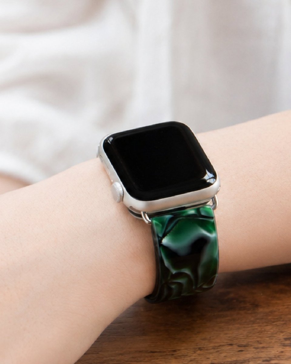 airbanglesabae's tweet photo. 深い緑を、腕もとに。

鯖江の眼鏡職人が一点ずつ削り出す、アセテートのApple Watchバンド。

ロイヤルマーブルシリーズに新色「ディープグリーン」。

🗓先行予約〜7/31 23:59
🎯60個限定 💰13,000円

ご予約はプロフィールのURLから
 https://t.co/trxjMSkIvg

#エアバングル #applewatch https://t.co/02ZbK6ihiC