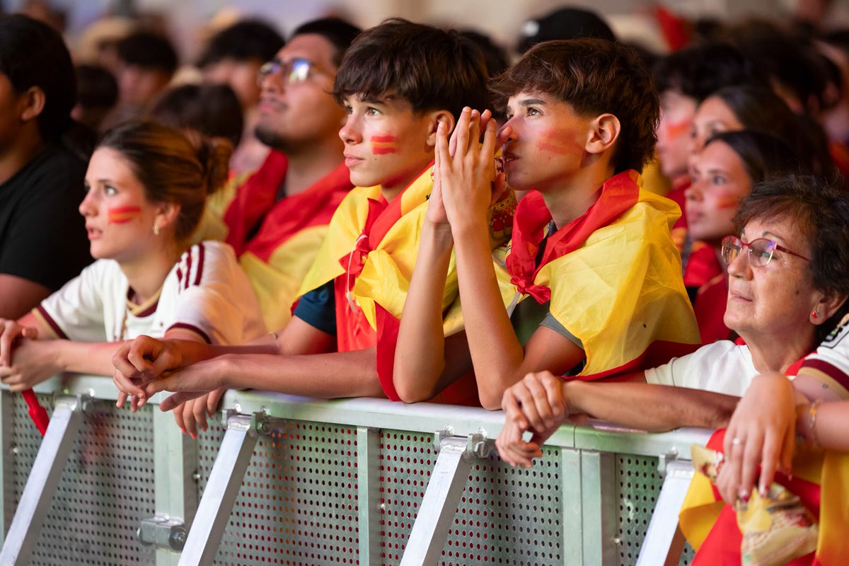 rfef's tweet photo. 😍 La gran fiesta de la afición llena la Plaza Selección.

🙌 La victoria de la @SEFutbol convirtió el punto de encuentro de los aficionados en una celebración histórica. 

ℹ️ https://t.co/4vScjTTpvW

#VamosEspaña | #CopaMundialFIFA https://t.co/2bpbrqVDPQ
