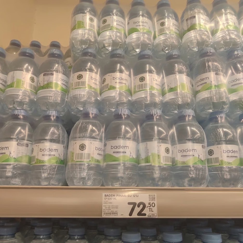 tuketiciajansi's tweet photo. Ticaret Bakanlığı Basın Müşaviri dün sabahtan bu yana gündemde olan ambalajlı sulardaki zam operasyonuna bu sabah ilk kez yorum yaptı:
"Fiyat hareketlerini titizlikle takip ediyoruz!"
@bekir_kaplan https://t.co/mzvaq5yOPu