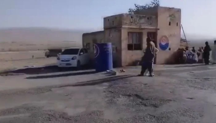 pajhwok's tweet photo. Nine Pakistani policemen have been killed and five others abducted after militants attacked a security checkpoint in Balochistan, Pakistani media reported on Tuesday.
Full details are available at the link below
https://t.co/XUOcHNH37I
#PakistaniPolice #Balochistan #MediaReports https://t.co/ScPYNlFSgb