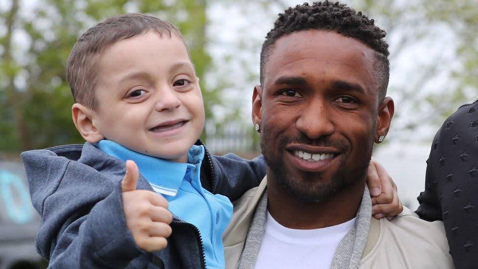 sunderlandafc11's tweet photo. Remembering Bradley Lowery, the 6-year old boy who inspired millions and became best friends with Jermain Defoe, sadly passed away in 2017 after his brave battle with cancer

Gone but never forgotten ❤️🤍 https://t.co/7pKz84mdgF