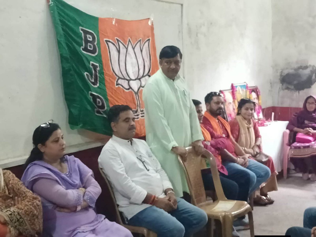 MulkhrajPremi's tweet photo. बैजनाथ विधानसभा के दोनों मण्डलों कीसंयुक्त मासिक बैठक में सम्मिलितहुआ।
इस मौके पर रिटायर्ड प्रिंसिपल महेश घावरू जी और रिटायर्ड कानूनगो विजय जी ने भारतीय जनतापार्टी की नीतियों से प्रभावित होकरपार्टी की सदस्यता ग्रहण की
इनको पार्टी में सम्मिलित होने पर 
हार्दिक बधाई एवं शुभकामनाएं। https://t.co/TiXr4INHPJ