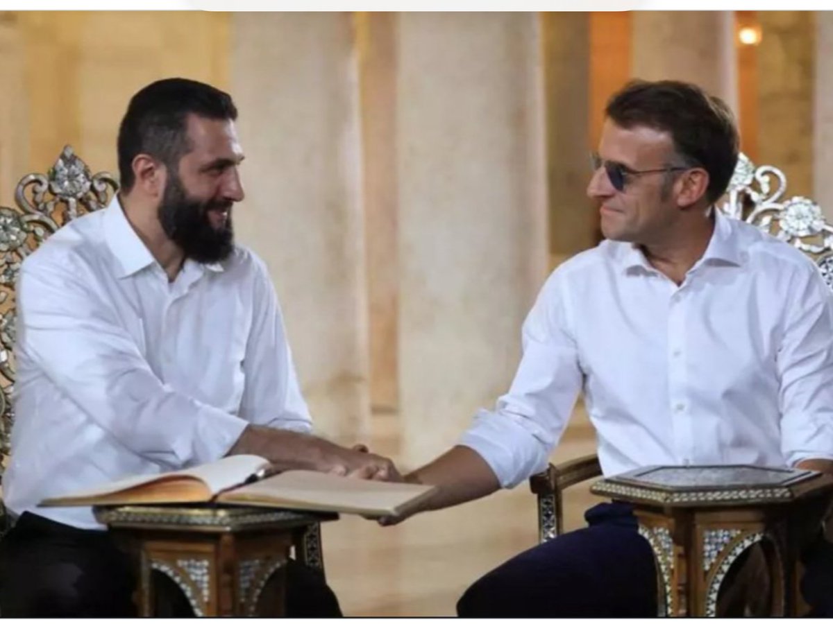 Lisabethdanj's tweet photo. Macron fasciné par un coupeur de têtes terroriste islamiste
Il lui tient la main 😳😳😳🙄🙄
Jusqu’où va-t-il aller ? 
C’EST MALAISANT …. 😡😡🤮🤮🤮🤮🤮
Ce type est attiré par tout ce qui est vil et sataniste …
Je suis E C OE U R É É ….. 🤢🤮🤢🤮🤢🤮 https://t.co/1ybyO5Mtvk