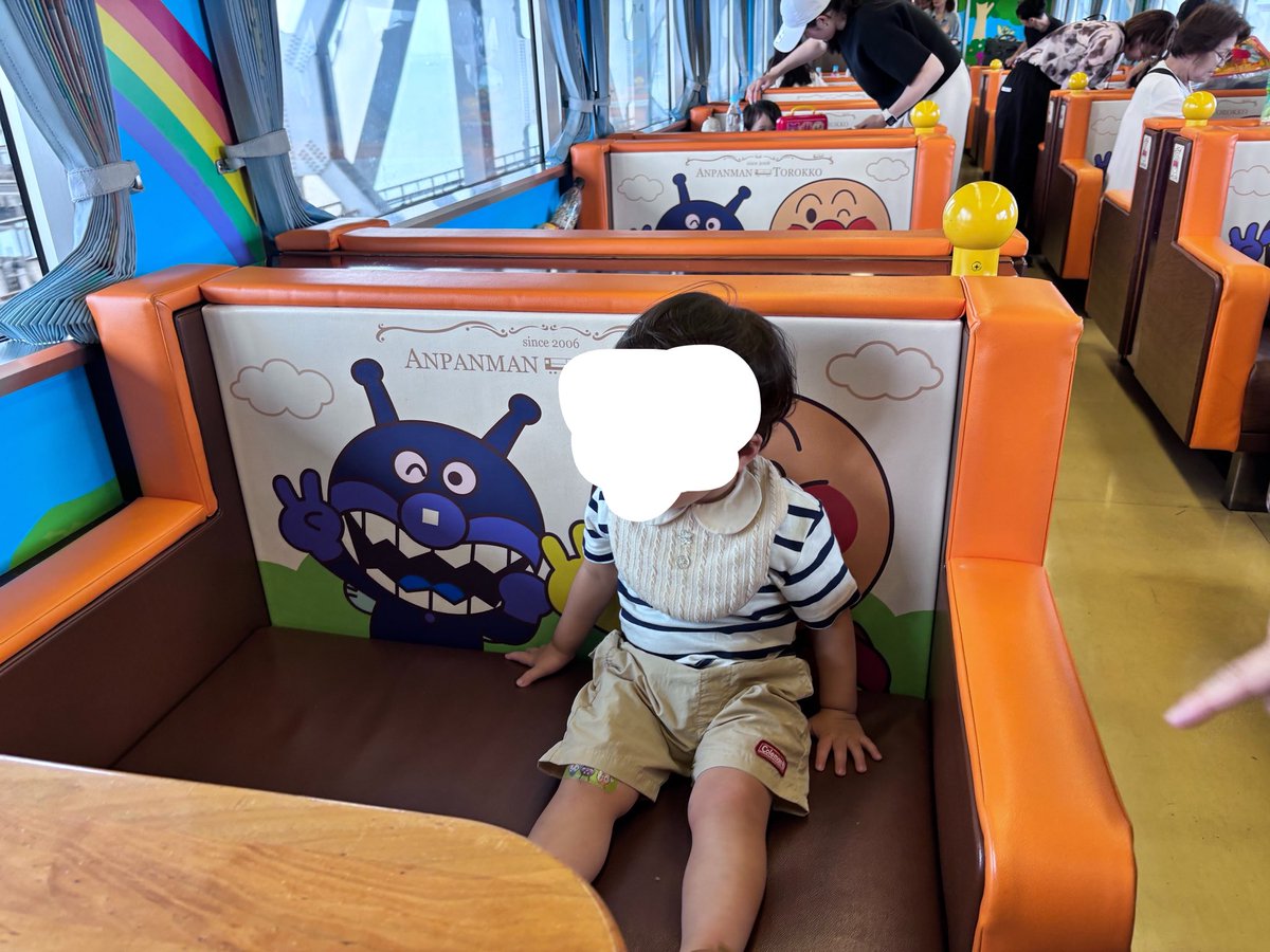 hidamari1009's tweet photo. この間乗ったアンパンマン列車！
岡山〜宇多津の最短経路のみ🤭
おかげでおとなしく乗れて快適でした😊
可愛い電車で親がテンション上がった！！
特にトロッコが良かった！みんな動き回ってて危険だしカオスだったけど🤣 https://t.co/Ilb8tj789v