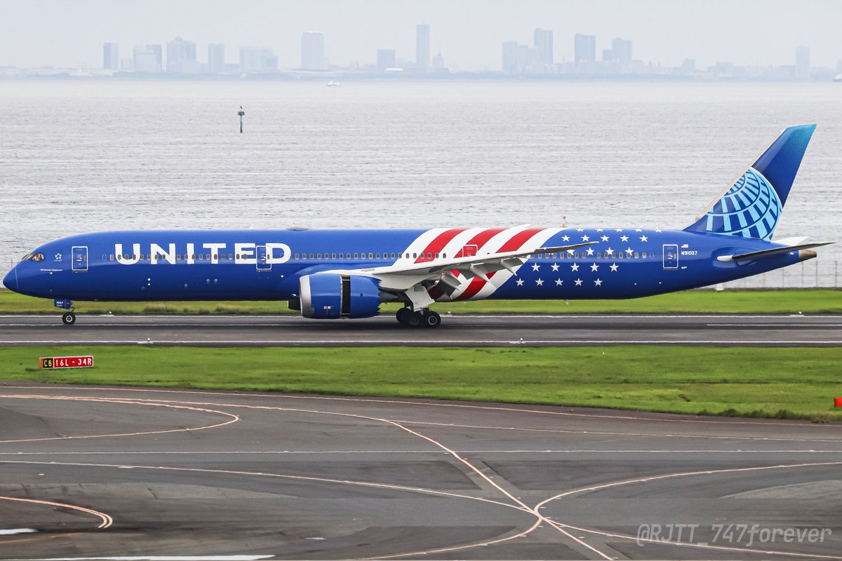 RJTT_747forever's tweet photo. 米国建国250周年を記念した特別塗装機がついに日本初飛来！機体に星条旗をモチーフにしたデザインが施された大胆なデザインです！胴体は思ったよりも深めなブルーでした😌

United Airlines 🇺🇸 UA39/882
Boeing 787-10 Dreamliner N91007
"Stars and Stripes Livery"
HND/RJTT 2026.07.07 #羽田空港 https://t.co/CQBUYnKUIj