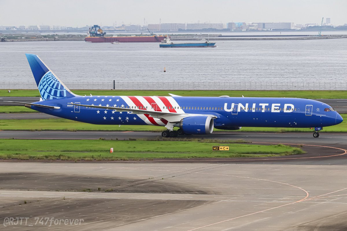 RJTT_747forever's tweet photo. 米国建国250周年を記念した特別塗装機がついに日本初飛来！機体に星条旗をモチーフにしたデザインが施された大胆なデザインです！胴体は思ったよりも深めなブルーでした😌

United Airlines 🇺🇸 UA39/882
Boeing 787-10 Dreamliner N91007
"Stars and Stripes Livery"
HND/RJTT 2026.07.07 #羽田空港 https://t.co/CQBUYnKUIj