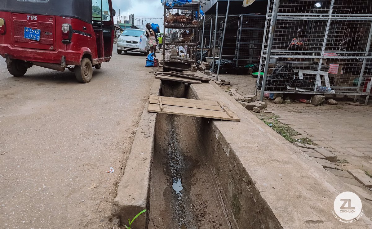 ZoomlionLtd's tweet photo. The MD of @ZoomlionLtd Mrs. Doris Adjei, has reaffirmed our commitment to Ghana’s sanitation agenda with heavy equipment, personnel &amp; logistics for flood prevention &amp; environmental clean up across the Ashanti Region. Read the full story:
https://t.co/o1UIdHgGHJ

#ZoomlionDeyWork https://t.co/AKm9Ml27X0