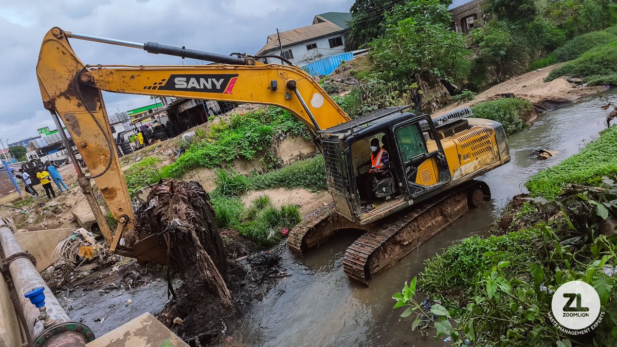 ZoomlionLtd's tweet photo. The MD of @ZoomlionLtd Mrs. Doris Adjei, has reaffirmed our commitment to Ghana’s sanitation agenda with heavy equipment, personnel &amp; logistics for flood prevention &amp; environmental clean up across the Ashanti Region. Read the full story:
https://t.co/o1UIdHgGHJ

#ZoomlionDeyWork https://t.co/AKm9Ml27X0
