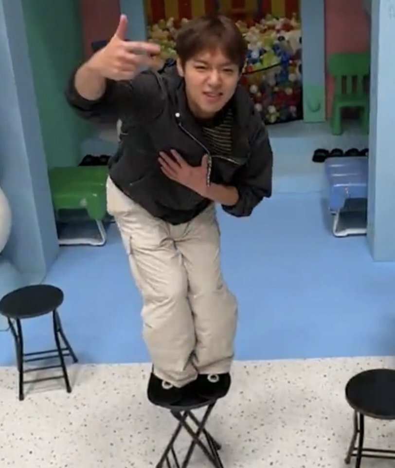 hongwified's tweet photo. imagine playing and doing all dumb things like a kid in a show and 5 mins later they drag you to the wall cuz it's time to record acceptance speech video for winning best new actor chosen by 262 film directors in director's cut awards. only park jihoon thing i guess 😭 #kingshit https://t.co/E1e6ALRAQi