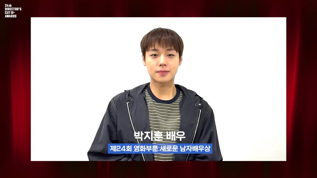 hongwified's tweet photo. imagine playing and doing all dumb things like a kid in a show and 5 mins later they drag you to the wall cuz it's time to record acceptance speech video for winning best new actor chosen by 262 film directors in director's cut awards. only park jihoon thing i guess 😭 #kingshit https://t.co/E1e6ALRAQi