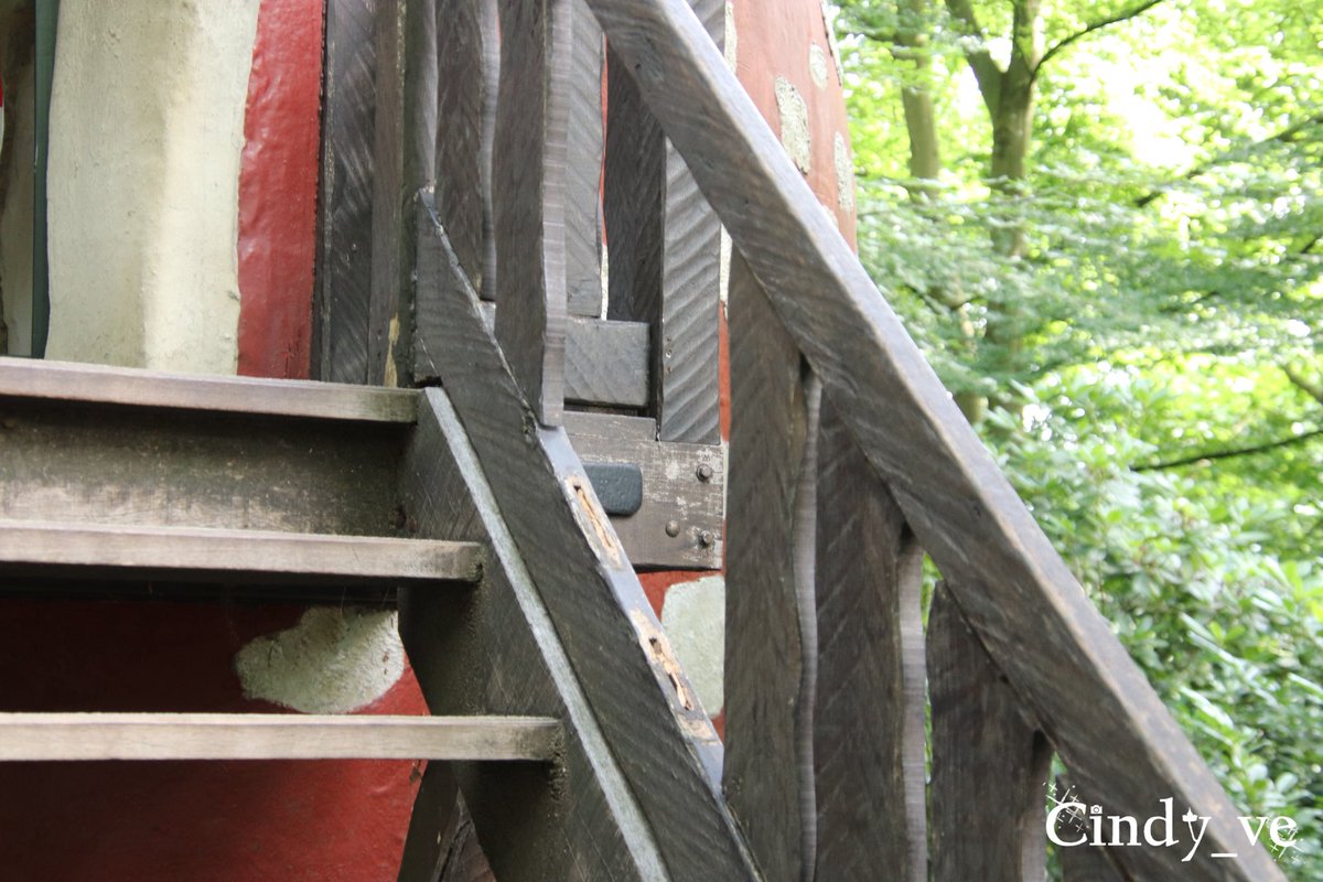 cindy_ve's tweet photo. De missende spijlen in de trap van het #Kabouter huisje #SprookjesBos #Efteling https://t.co/7OS7WkW1Xl