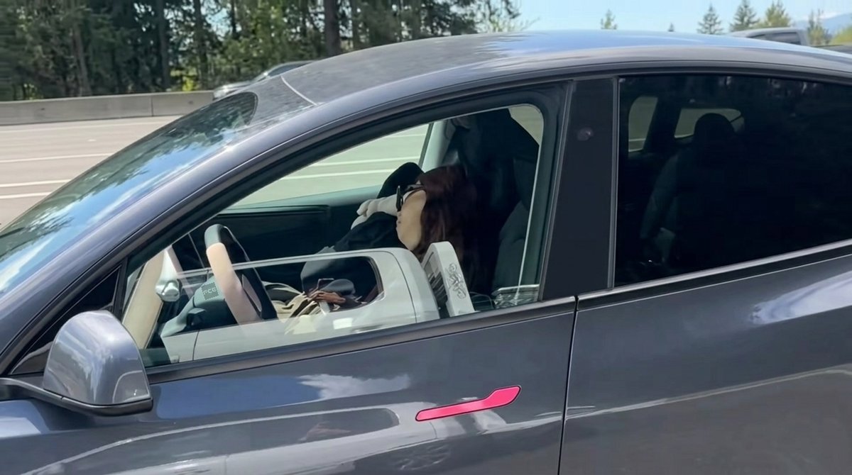 foroelectricos's tweet photo. 🚨 ¡De locos! Un conductor dormido en su Tesla a 100 km/h usando gafas de sol 🕶️
El sistema de supervisión no detectó el despiste y la polémica sobre la seguridad de estos asistentes vuelve a estallar 😱
#Tesla #Autopilot #FSD 👇 https://t.co/2mz84HEeCA