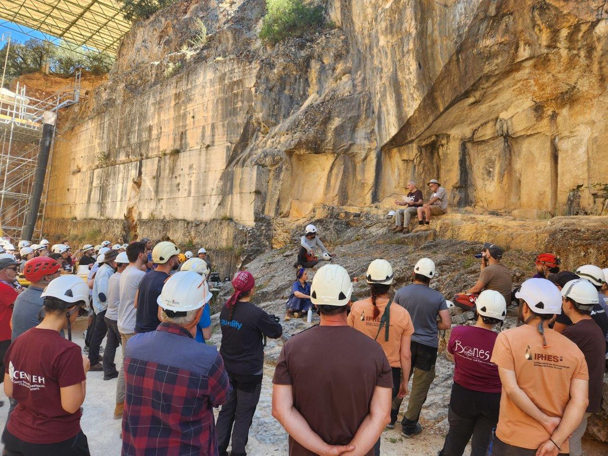 museoevolucion's tweet photo. El pasado domingo el Equipo de Investigación #Atapuerca rindió un homenaje a nuestro amigo J Antonio Palacios. Jimmy, vecino de Ibeas de Juarros, uno de los primeros guardas de nuestros yacimientos y un entusiasta defensor de ellos @JuanLuisArsuaga @Jmbdecastro @eudaldcarbonell https://t.co/BpiqlBwCJ7