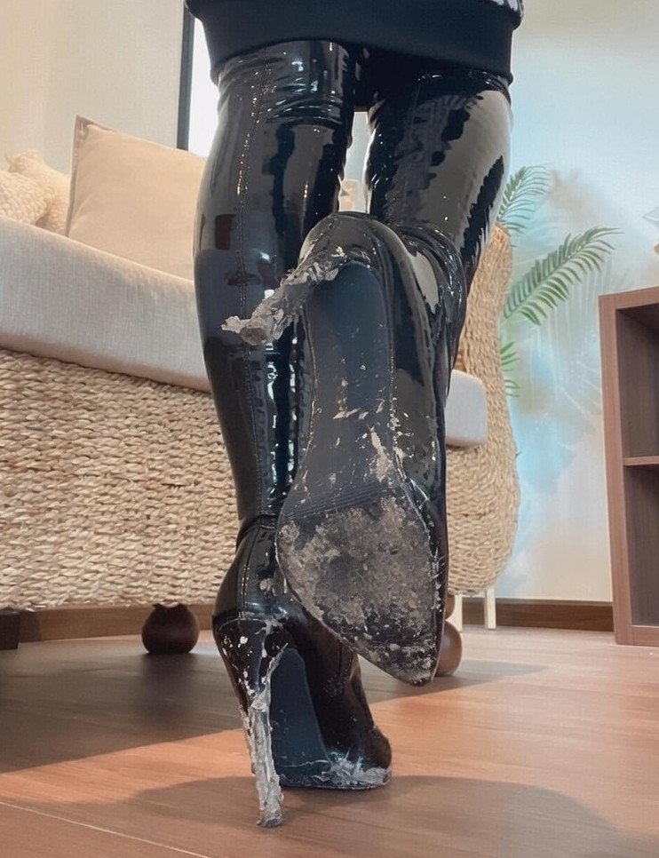 WorshipAlexa's tweet photo. Lick the dirt off My boots and swallow it https://t.co/tX6aWoTURP