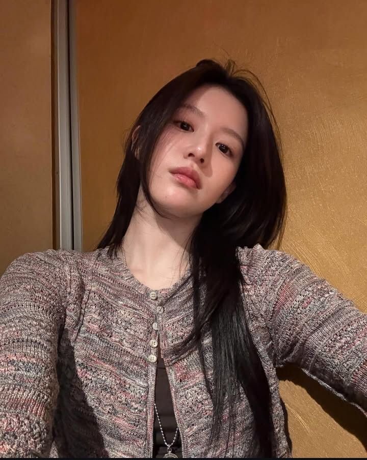 altheviareth's tweet photo. Selfie                                       Mirror Selfie https://t.co/zlJ7xNZ8uc