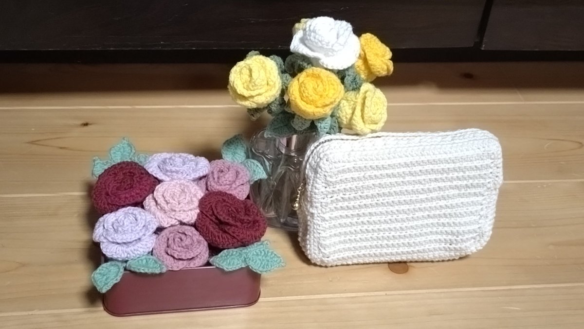 tomomo21's tweet photo. 薔薇(花瓶)と薔薇(箱)とミニポーチ。箱薔薇は丁度良いサイズの箱が無くて缶箱になってしまっているのが残念。 https://t.co/PkhD2YY9RN