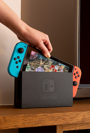 JVCom's tweet photo. Nintendo va arrêter de vendre les Switch, Switch Lite et Switch OLED en France !

À partir de mi-février 2027, Nintendo fait une croix sur la vente de ces trois modèles à cause d’une réglementation européenne. Elle impose désormais de pouvoir remplacer facilement les batteries.

Après plus de 9 ans de bons et loyaux services, Nintendo choisit d’abandonner les anciennes consoles pour uniquement régler le problème sur la Switch 2 et se concentrer sur ses accessoires.