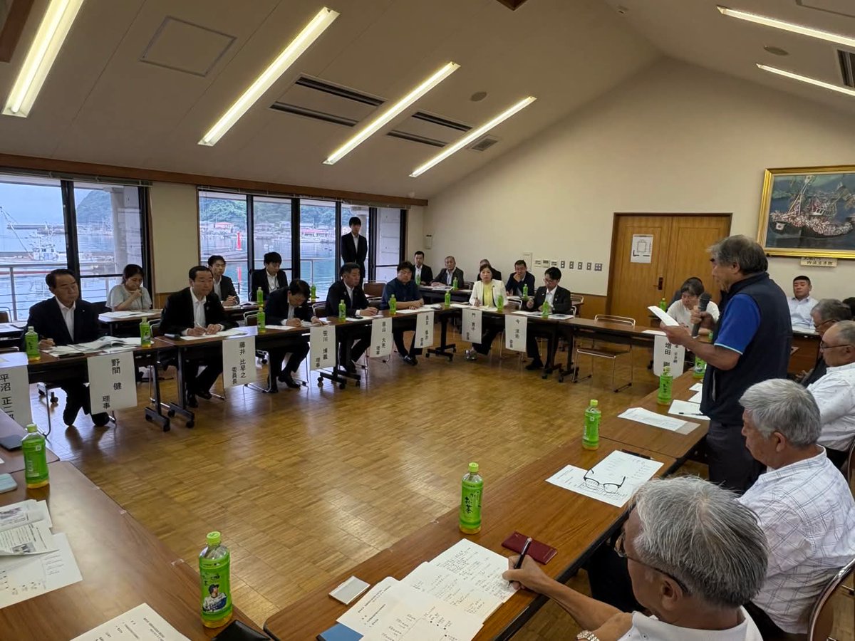 KONYosuke0118's tweet photo. 7月6日（月）、衆議院農林水産委員会での視察として、静岡県・伊豆地域での養殖漁業に関する取組を見させていただきました。

最初にお伺いした、国立研究開発法人水産研究・教育機構では、ウナギの人工種苗の研究をされています。完全養殖に世界で最初に成功した機関で、一尾の種苗（ウナギの稚魚）を現在では1800円で生産できるまで技術が進んでおり、これからその社会実装に取り組まれるとのことでした。
このような日本が誇る大切な技術を、社会に着実に広めるとともに、知財として保護していく必要性を感じました。

次にお伺いした、静岡県温水利用研究センター沼津分所では、マダイやアワビ、ノコギリガサミ（カニの一種）などの養殖を行い、県内の各地に提供しているそうです。
これから施設を新しくして、閉鎖循環システムの導入などを通じて更なる生産拡大を目指すとのことでした。

最後に、養殖マダイ日本一を誇る、内浦漁業協同組合の皆さまとの意見交換をさせていただきました。
資材・燃油の高騰による影響や、施設の老朽化への対応、さらには気候変動による水温上昇等の影響（環境変化による漁獲量や魚種の変化など）など、多岐にわたる課題をお教えいただき、今後の政策に生かしていかなければならないとの思いを新たにいたしました。

日本の漁業総生産量は令和6年で364万トンですが、そのうち養殖業は約22％を占めます。これからますます重要性が増してくる養殖業を、しっかりと支えていきます。
#衆議院議員 #福井 #自民党 #今ようすけ #対話から福井を未来へ