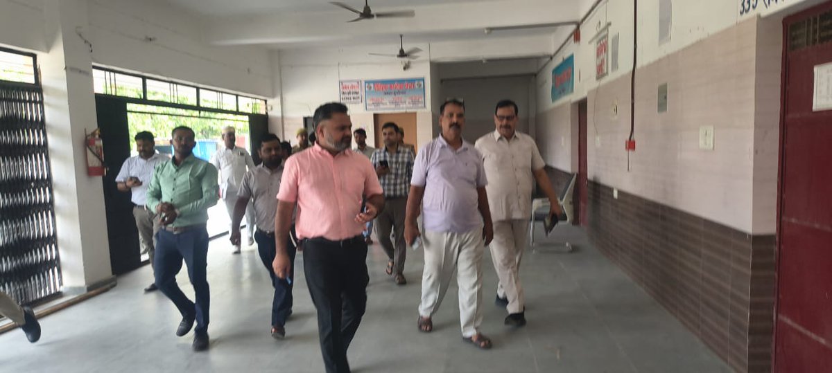 dm_kushinagar's tweet photo. आज भारत निर्वाचन आयोग के निर्देशानुसार निर्वाचन कार्यालय परिसर स्थित ईवीएम एवं वीवीपैट वेयरहाउस का मासिक निरीक्षण कर सुरक्षा व्यवस्था, सीसीटीवी निगरानी प्रणाली, डबल लॉक व्यवस्था एवं अभिलेखों के संधारण का गहन परीक्षण किया।

निर्वाचन प्रक्रिया की निष्पक्षता, पारदर्शिता एवं विश्वसनीयता सर्वोच्च प्राथमिकता है। भारत निर्वाचन आयोग के सभी दिशा-निर्देशों का अक्षरशः अनुपालन सुनिश्चित करने तथा सुरक्षा व्यवस्था को हर समय सुदृढ़ बनाए रखने के निर्देश संबंधित अधिकारियों को दिए।