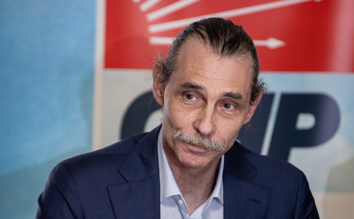 etkilihaberyeni's tweet photo. Etimesgut Belediye Başkanı Erdal Beşikçioğlu:

(Özgür Özel ile mi hareket edecek, Kemal Kılıçdaroğlu ile mi?)

“Bana ‘anneni mi seviyorsun, babanı mı?’ diye soruyorlar. Ben ailemi seviyorum. Kimsenin tarafında değilim.” https://t.co/Rg2VE1AgdV