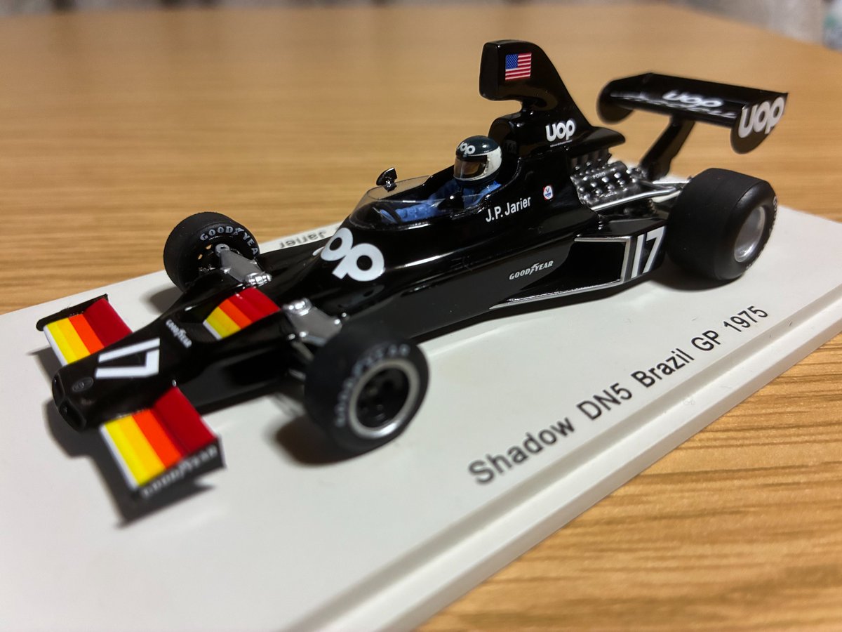 rin_sarasara's tweet photo. #minicar コレクション。Shadow DN5 。1975年のF1シーズン開幕から驚異的な速さを見せ世界を驚かせたダークホース。黒のボディに米国の石油会社UOPのスポンサーロゴが映えます。ライバルの追随を許さない圧倒的速さと、反面信頼性不足で最後までもたない脆さを併せ持ったミステリアスなマシンでした。 https://t.co/h1crWQZOzN