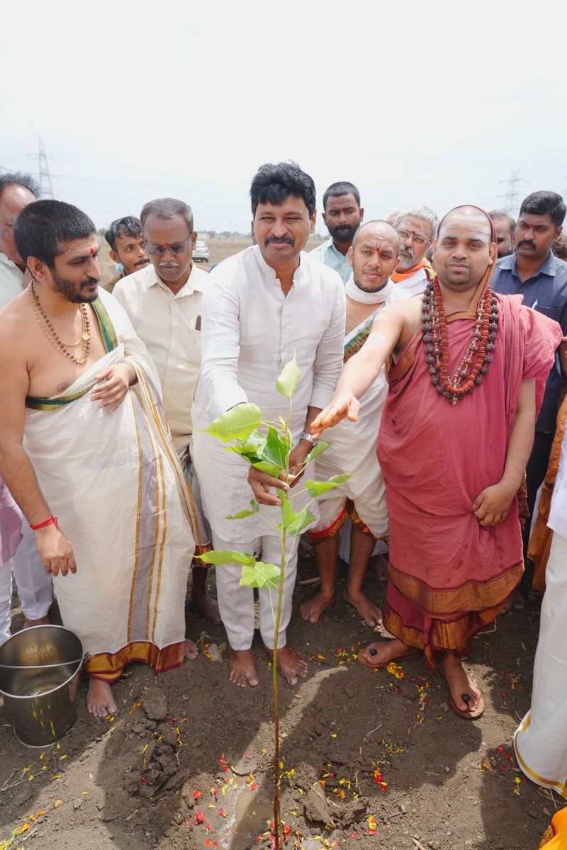 SantoshKumarBRS's tweet photo. “When the Jagadguru plants a tree, Dharma takes root.” 🙏

Deeply humbled to receive the blessings of His Holiness Jagadguru Sri Sri Sri Vidhushekhara Bharati Mahaswamiji during the historic Sankusthapana of the Vedapatashala at Orvakallu.

His profound message reaffirmed that our Vedas, Upanishads, Puranas and the Ramayana place Taru (trees) at the heart of Dharma. By personally planting Bilva, Kadamba and Peepal saplings, the Jagadguru reminded us that protecting nature is not merely an environmental responsibility—it is a sacred spiritual duty.

His words will remain with me forever:

“Nature knows how to heal itself. But before it does, humanity must heal the damage it has caused.”

I am truly grateful for His blessings upon the Green India Challenge and our mission of afforestation and ecological restoration. May every sapling we plant become an offering to Mother Earth and a legacy for future generations.

“Taruvule Elalo Pradhanam” — Among all, trees are supreme. 🌳

#GreenIndiaChallenge #Sringeri #SanatanaDharma #PlantATree